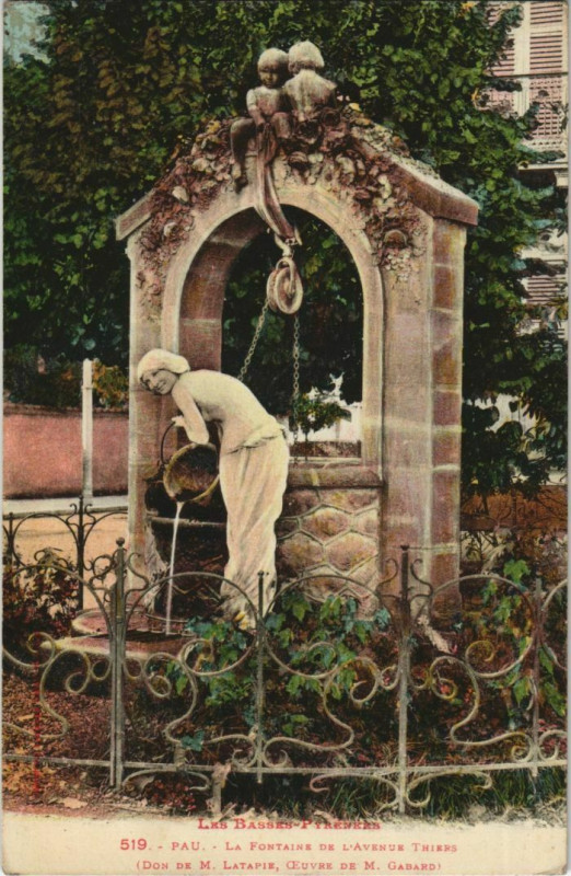 Carte postale ancienne Pau Fontaine de la Place Thiers France à Pau