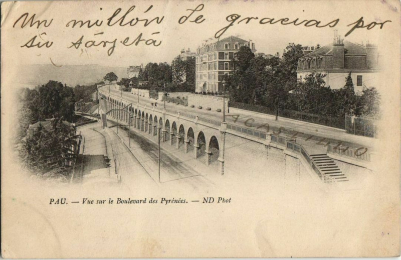Carte postale ancienne Pau vue sur le Boulevard des Pyrenees France à Pau