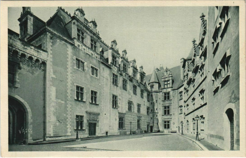 Carte postale ancienne Pau Le Chateau ,La Cour d'Honneur France à Pau
