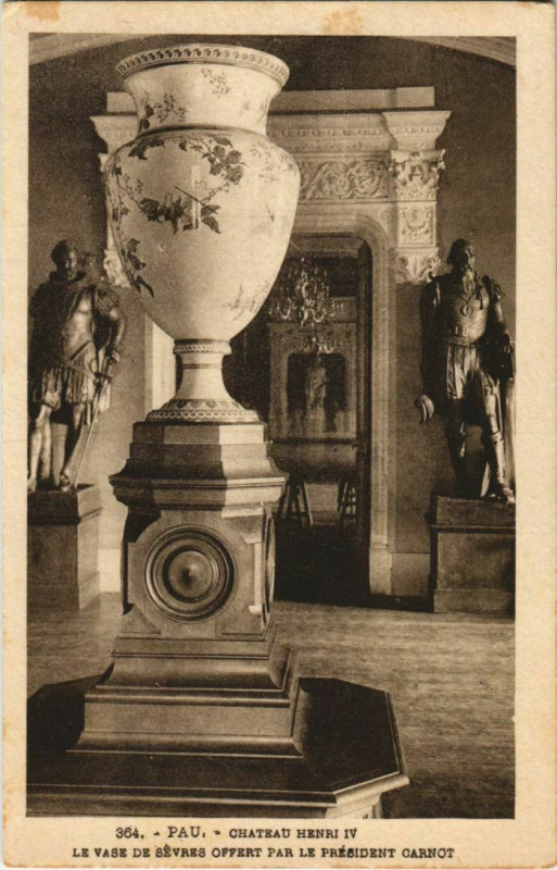 Carte postale ancienne Pau Chateau Henri IV, la Vase de Sevres France à Pau