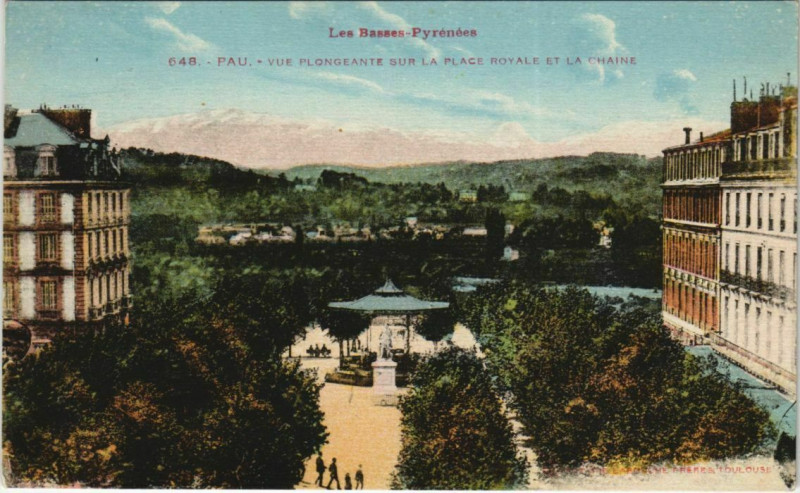 Carte postale ancienne Pau vue Plongeante sur la Place Royale et la Chaine France à Pau