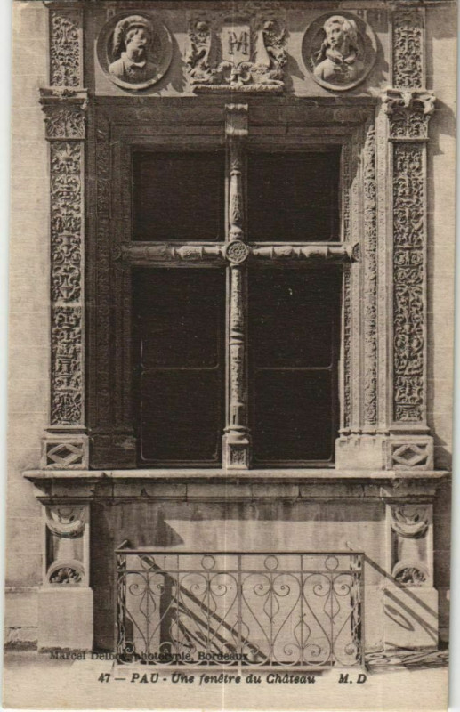 Carte postale ancienne Pau Une fenetre du Chateau France à Pau