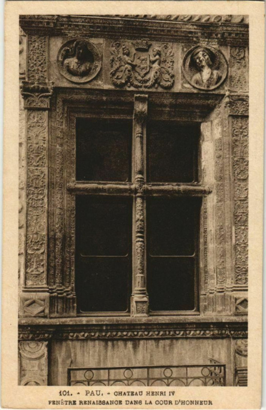 Carte postale ancienne Pau Fenetre de la Cour d'Honneur du Chateau France à Pau