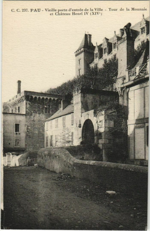 Carte postale ancienne Pau Tour de la Monnaie et Chatau Henri Iv France à Pau