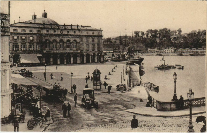 Carte postale ancienne Bayonne Place de la Liberte France à Bayonne