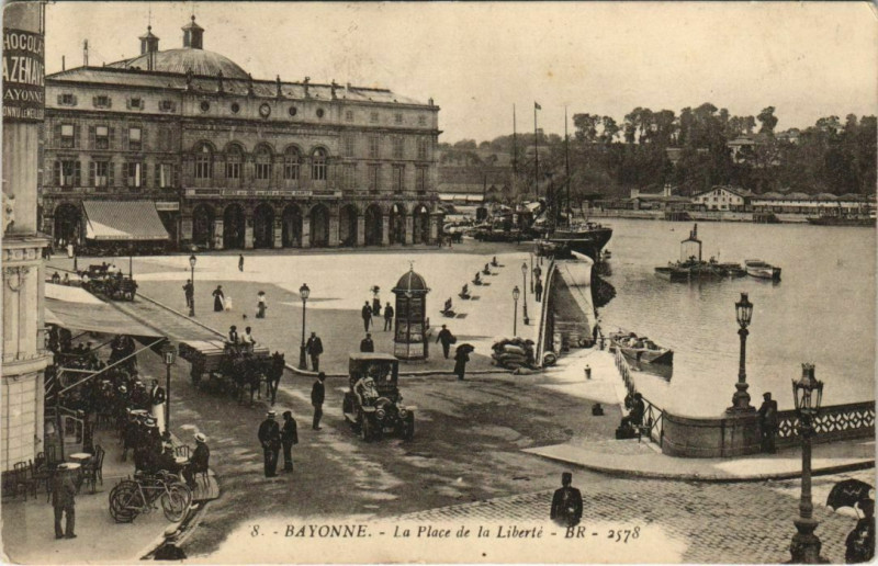 Carte postale ancienne Bayonne Place de la Liberte France à Bayonne