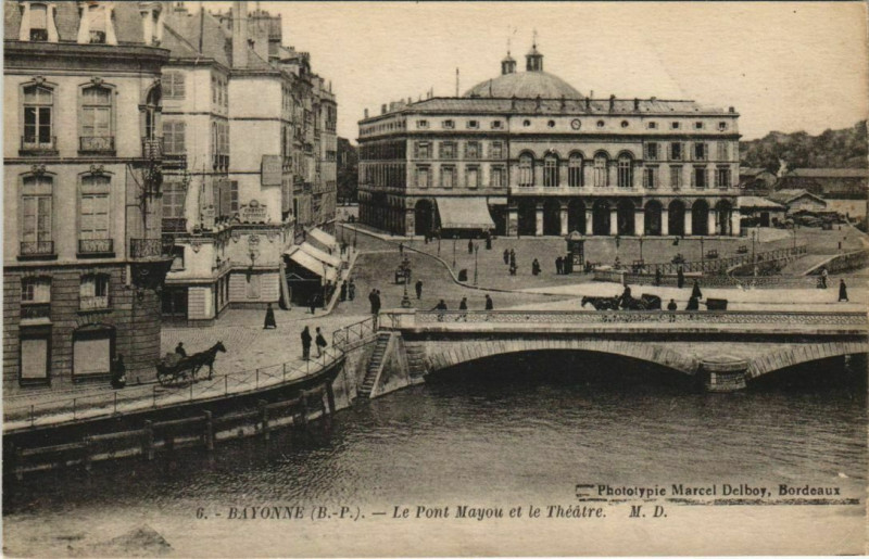 Carte postale ancienne Bayonne Pont Mayou et le Theatre France à Bayonne