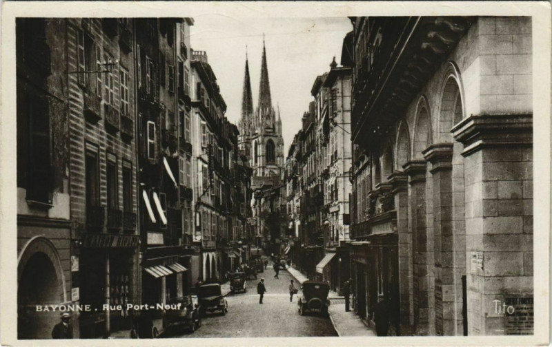 Carte postale ancienne Bayonne Rue Port Neuf France à Bayonne