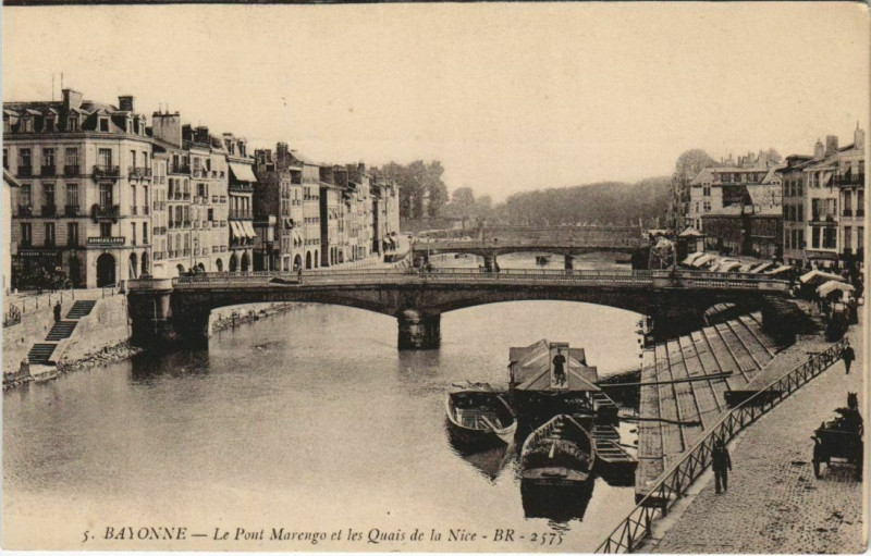 Carte postale ancienne Bayonne Pont Marengo et les Quais de la Nive France à Bayonne