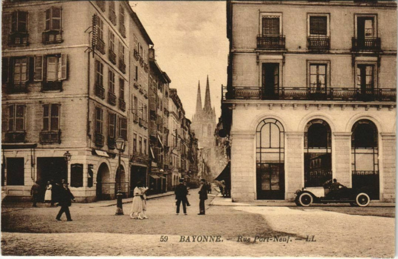 Carte postale ancienne Bayonne Rue Port Neuf France à Bayonne