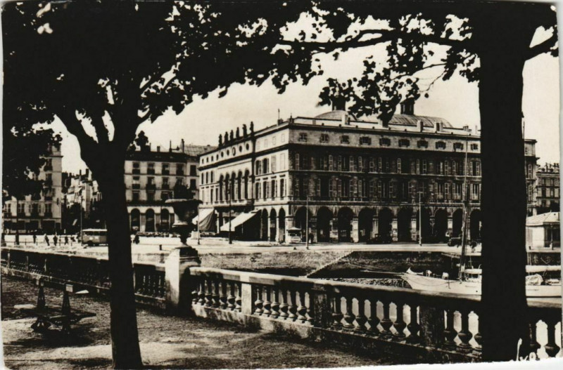 Carte postale ancienne Bayonne Hotel de Ville et le Theatre France à Bayonne