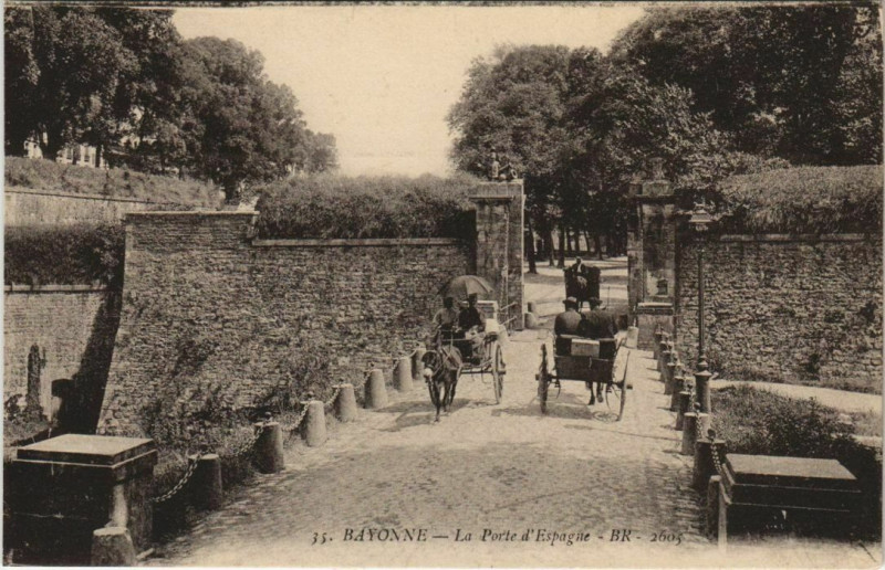 Carte postale ancienne Bayonne Place d'Espagne France à Bayonne