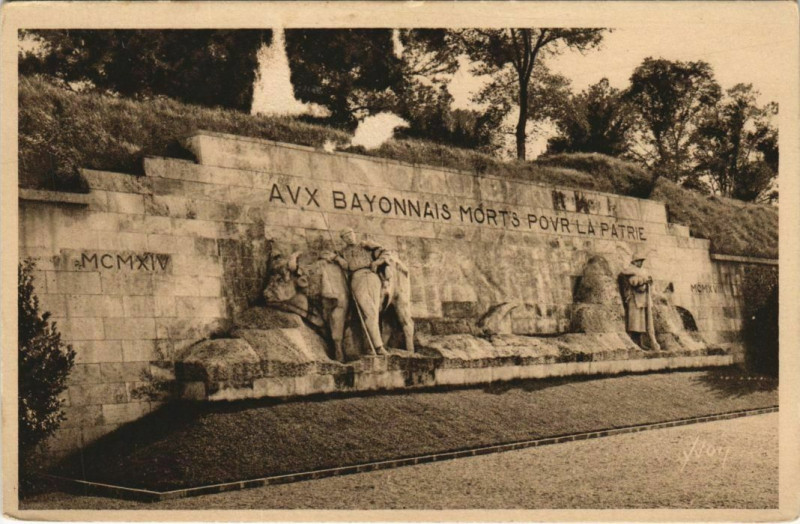 Carte postale ancienne Bayonne Monument aux Bayonnais morts pour la Patrie France à Bayonne