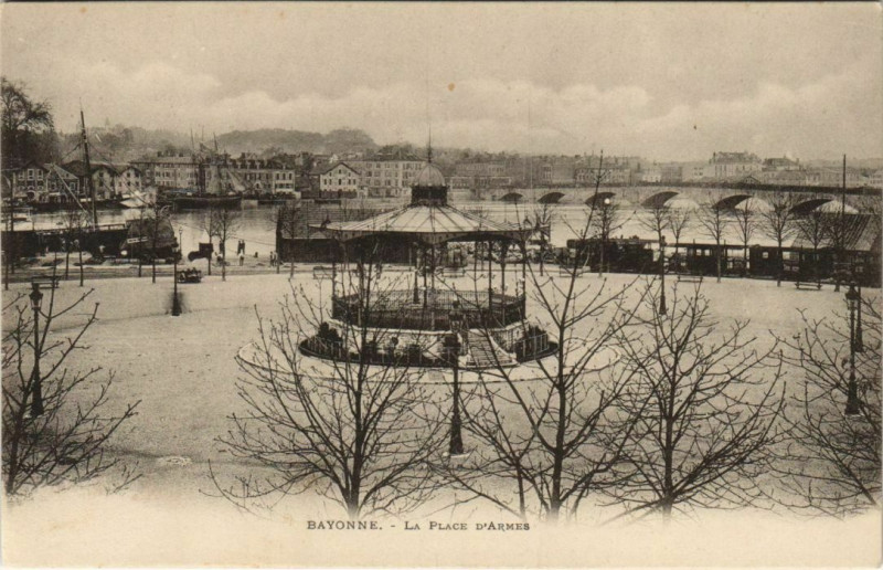 Carte postale ancienne Bayonne Place d'Armes France à Bayonne