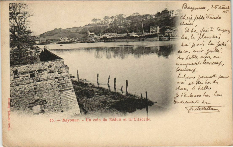 Carte postale ancienne Bayonne Un coin du Reduit et la Citadelle France à Bayonne