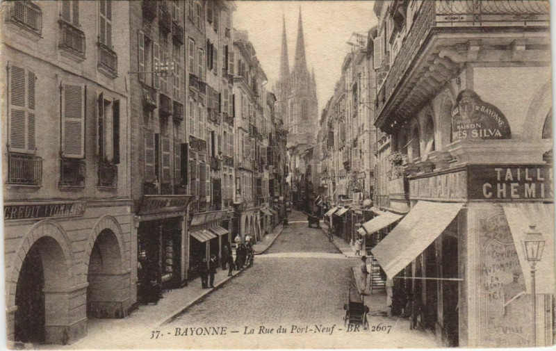 Carte postale ancienne Bayonne Rue du Port Neuf France à Bayonne