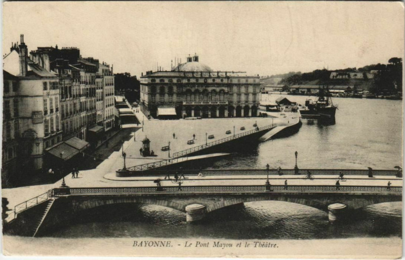 Carte postale ancienne Bayonne Pont Mayou et le Theatre France à Bayonne