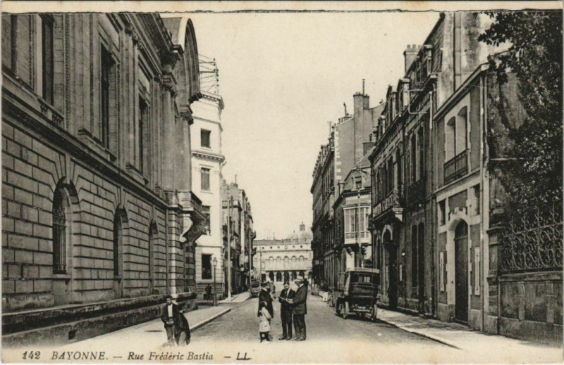 Carte postale ancienne Bayonne Rue Frederic Bastia France à Bayonne
