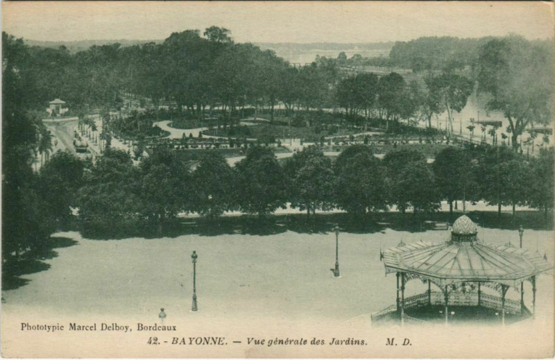 Carte postale ancienne Bayonne vue generale des Jardins France à Bayonne