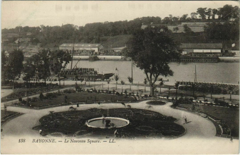 Carte postale ancienne Bayonne Le Nouveau Square France à Bayonne