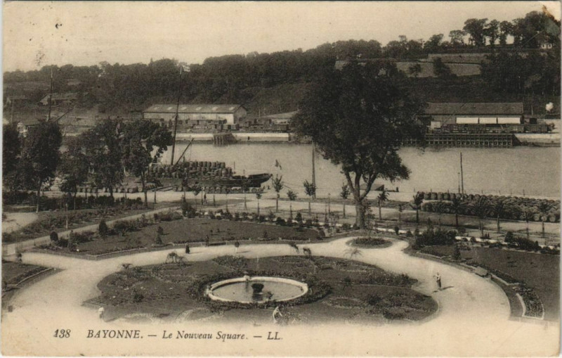 Carte postale ancienne Bayonne Le Nouveau Square France à Bayonne