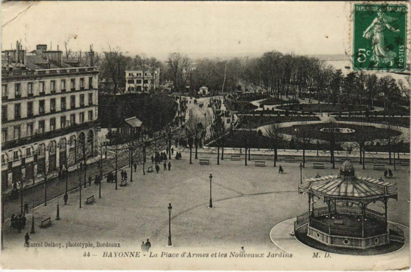Carte postale ancienne Bayonne Place d'Armes et les nouveaux Jardins France à Bayonne