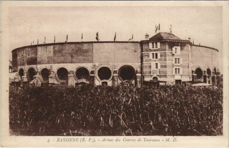 Carte postale ancienne Bayonne Arenes des Courses de Taureaux France à Bayonne