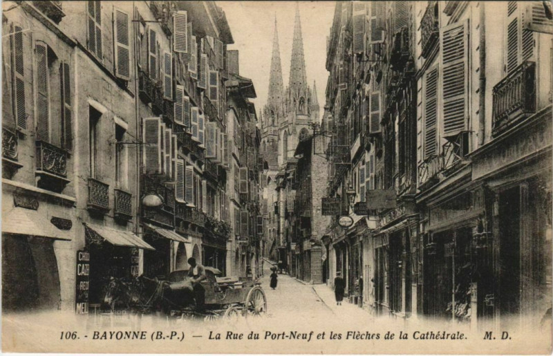 Carte postale ancienne Bayonne Rue Port Neuf et Fleches de la Cathedrale France à Bayonne