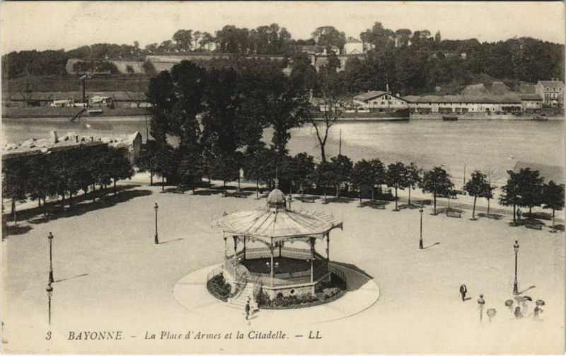 Carte postale ancienne Bayonne Place d'Armes et la Citadelle France à Bayonne