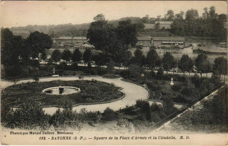 Carte postale ancienne Bayonne Square de la Place d'Armes et la Citadelle France à Bayonne