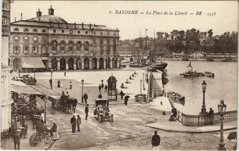 Carte postale ancienne Bayonne Place de la Liberte France à Bayonne