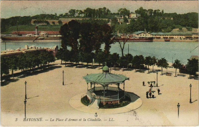 Carte postale ancienne Bayonne Place d'Armes et la Citadelle France à Bayonne