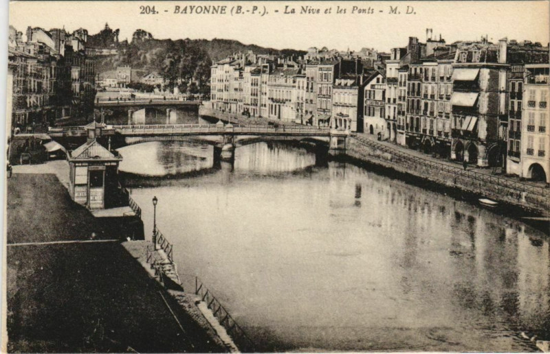 Carte postale ancienne Bayonne La Nive et les Ponts France à Bayonne