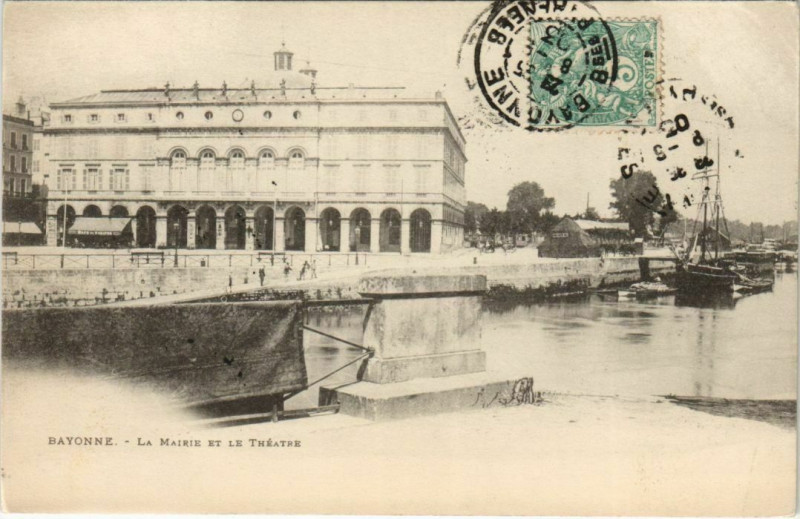 Carte postale ancienne Bayonne Mairie et le Theatre France à Bayonne