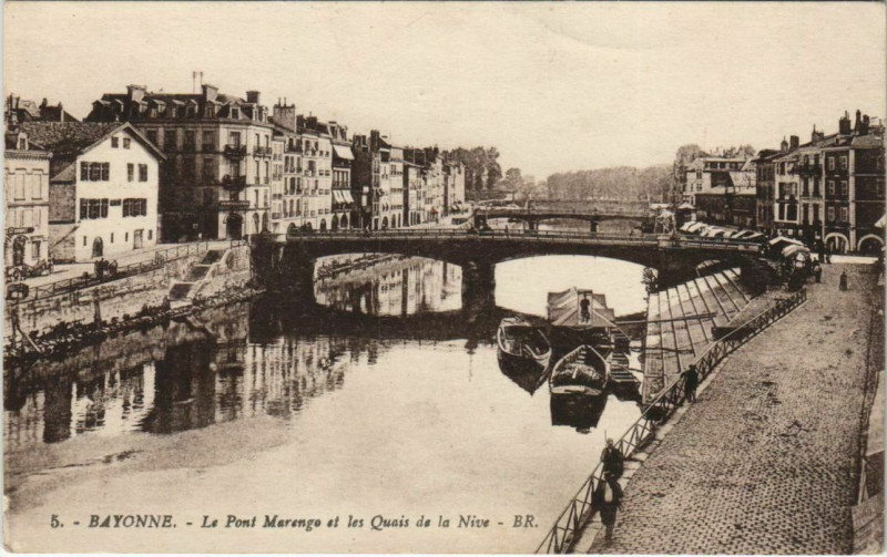 Carte postale ancienne Bayonne Pont Marengo et les Quais de la Nive France à Bayonne