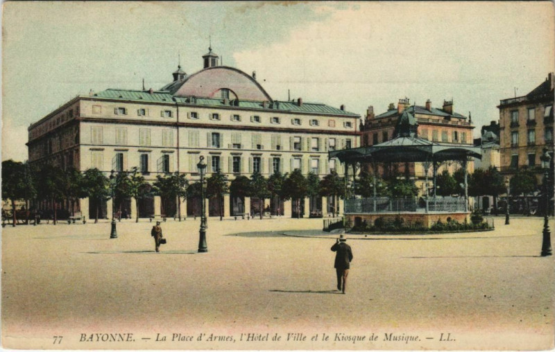 Carte postale ancienne Bayonne Place d'Armes,HOtel de Ville,Kiosque de Musique France à Bayonne