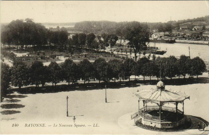 Carte postale ancienne Bayonne Le Nouveau Square France à Bayonne