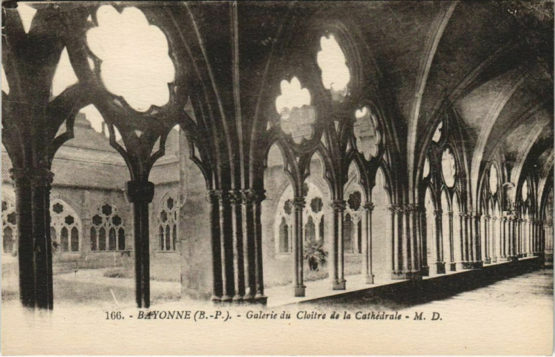 Carte postale ancienne Bayonne Galerie du Cloitre de la Cathedrale France à Bayonne