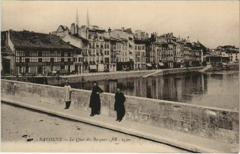 Carte postale ancienne Bayonne Le Quai des Basques France à Bayonne