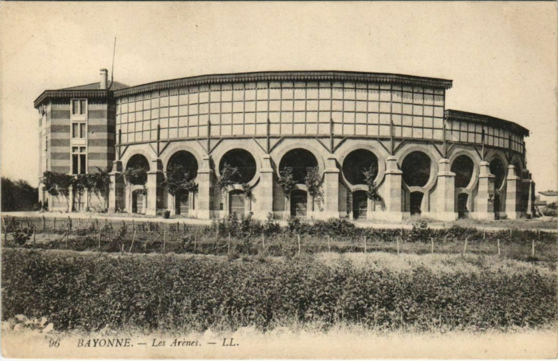 Carte postale ancienne Bayonne Les Arenes France à Bayonne