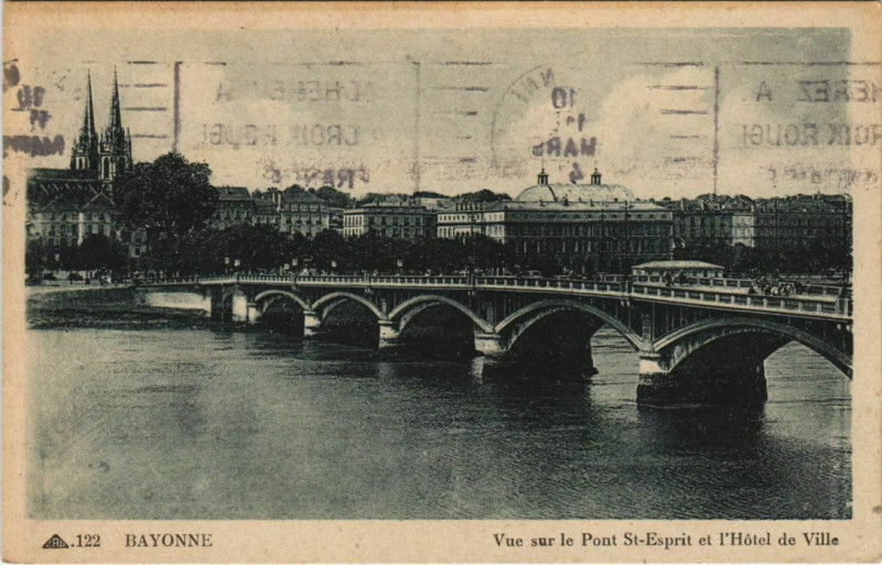 Carte postale ancienne Bayonne vue sur le Pont Saint-Esprit et Hotel de Ville France à Bayonne