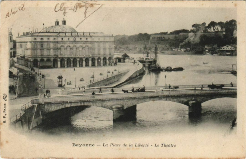 Carte postale ancienne Bayonne Place de la Liberte ,le Theatre France à Bayonne