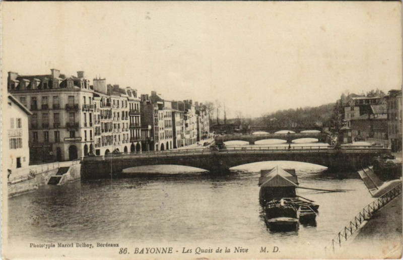 Carte postale ancienne Bayonne Les Quais de la Nive France à Bayonne