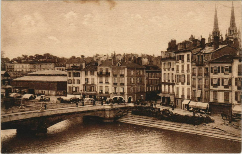 Carte postale ancienne Bayonne Pont Marengo et Fleches de la Cathedrale France à Bayonne