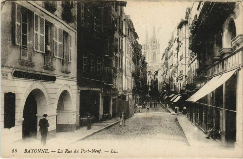Carte postale ancienne Bayonne Rue du Port Neuf France à Bayonne