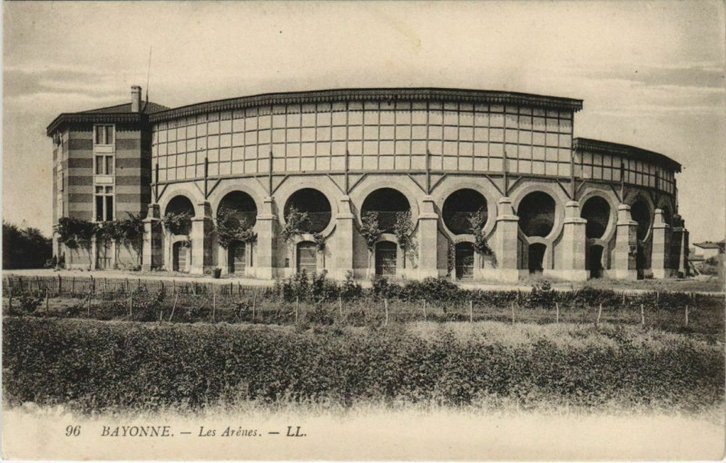 Carte postale ancienne Bayonne Les Arenes France à Bayonne