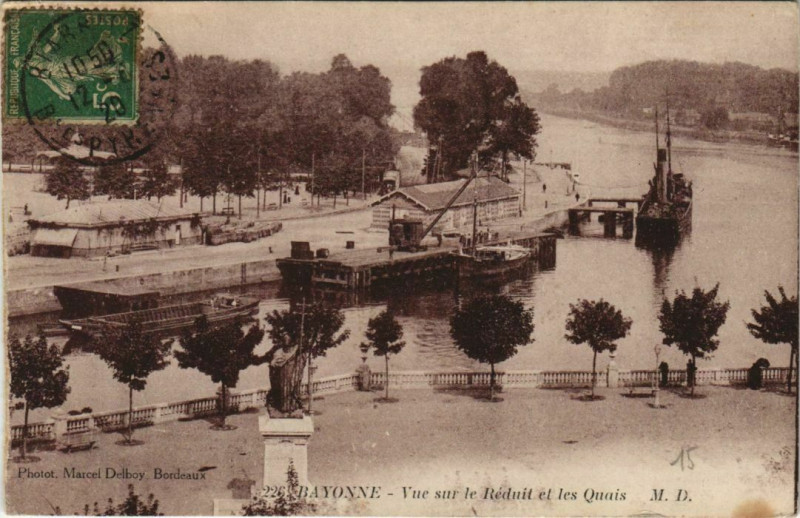 Carte postale ancienne Bayonne vue sur le Reduit et les Quais France à Bayonne