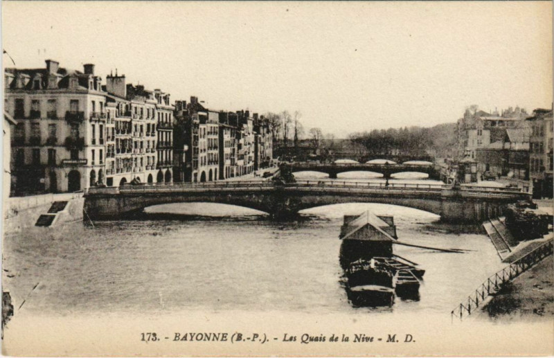 Carte postale ancienne Bayonne Les Quais de la Nive France à Bayonne