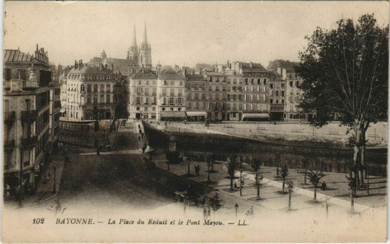 Carte postale ancienne Bayonne Place du Reduit et le Pont Mayou France à Bayonne