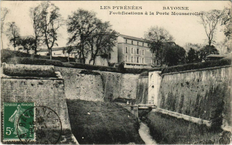 Carte postale ancienne Bayonne Fortifications a la Porte Mousserolles France à Bayonne